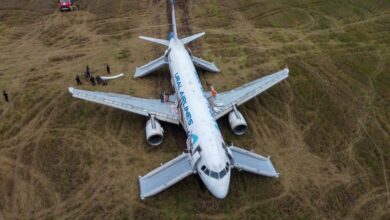 Flugzeug der Ural Airlines mit Notrutschen im sibirischen Feld eingesetzt
