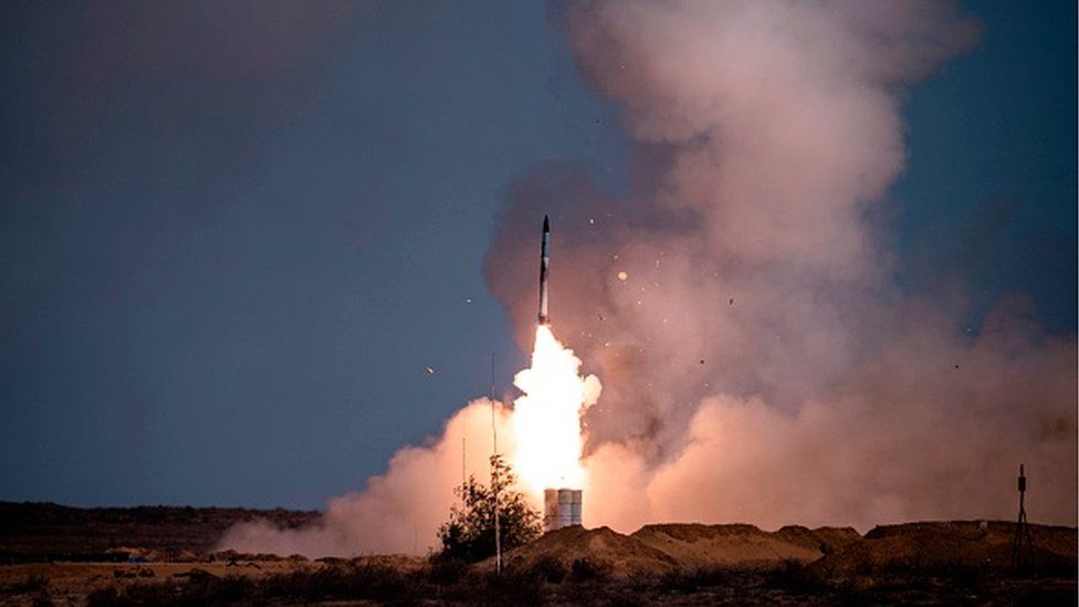 Am 22. September 2020 startet eine Rakete von einem S-400-Raketensystem auf dem Militärstützpunkt Ashuluk in Südrussland