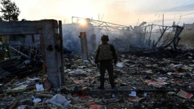 Ein Polizeiexperte untersucht die Schäden in einem Industriegebiet in der ukrainischen Hauptstadt Kiew nach einem Raketenangriff am 21. September