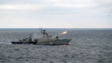 Ein russisches Schiff feuert bei Übungen im Schwarzen Meer eine Rakete ab