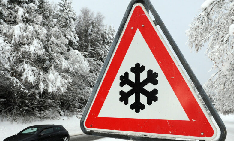 Ein Schild warnt im Schwarzwald vor Schneeglätte (Bild: © dpa)