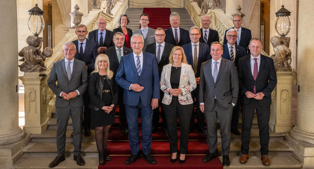 Gruppenbild der Teilnehmer der Innenministerkonferenz 2022 in Würzburg