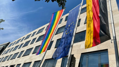 Sozial- und Integrationsministerium hisst Regenbogenflagge