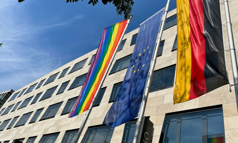 Sozial- und Integrationsministerium hisst Regenbogenflagge