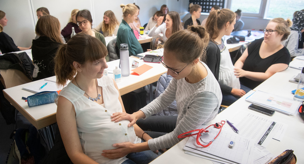 Staat erweitert Studienplätze für Hebammen