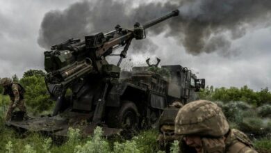 Ukrainische Soldaten feuern Artillerie ab