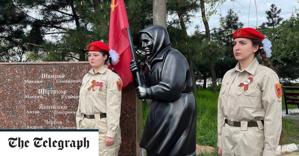 „Babuschka Z“ sagt, die Russen hätten sie zu einer „Verräterin“ gemacht, indem sie eine Statue in ihrem Namen errichteten