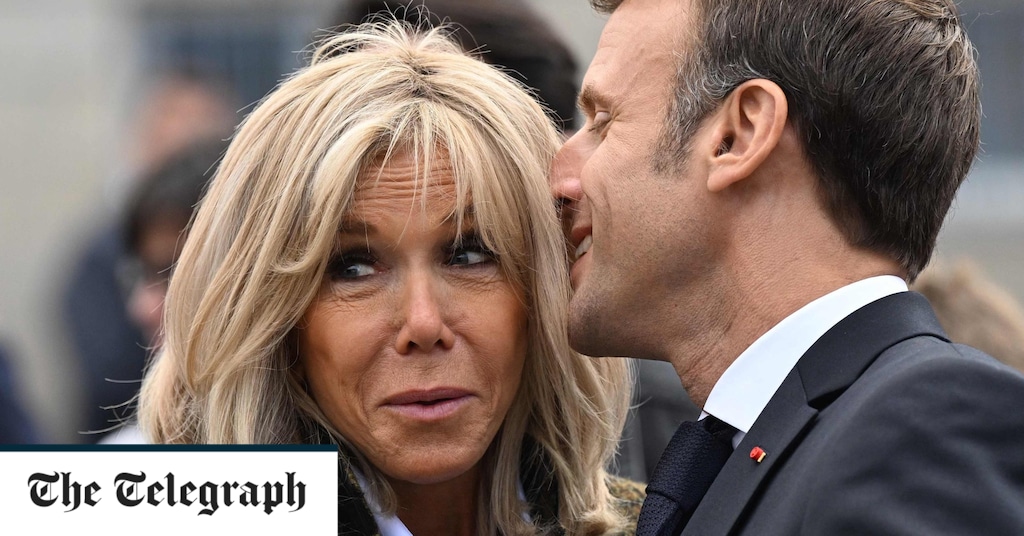Brigitte Macron unterläuft ein Fauxpas, als sie hinter Schuluniformen Unterstützung wirft