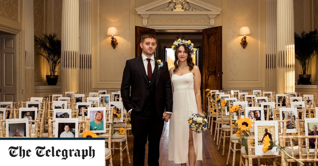 Ein ukrainisches Paar hat in Großbritannien geheiratet, umgeben von Sonnenblumen und Familienfotos