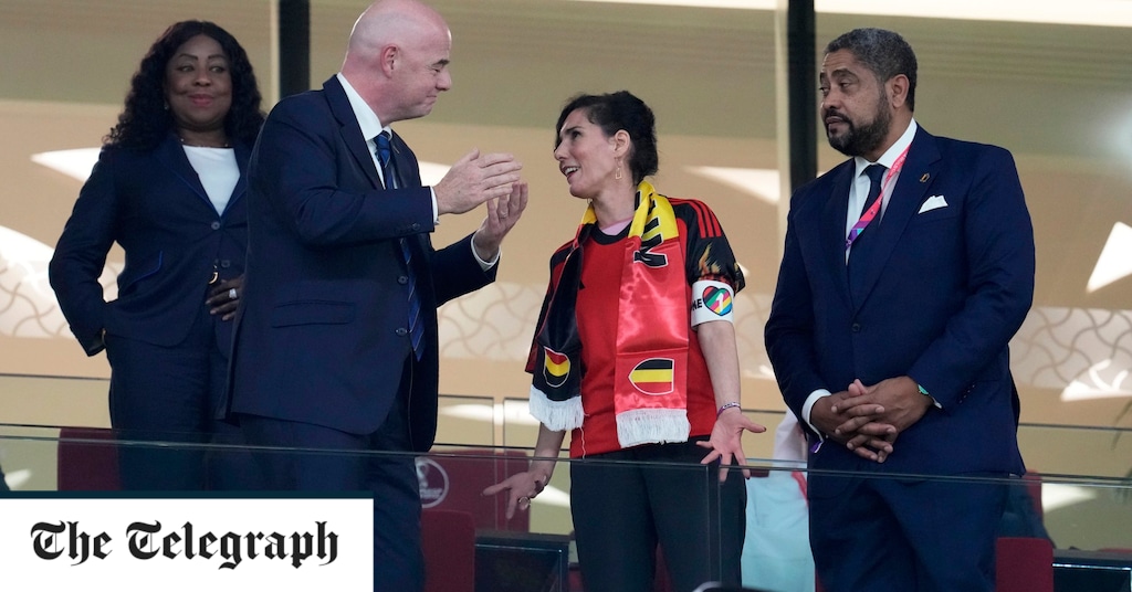 Der belgische Minister konfrontiert Fifa-Präsident Gianni Infantino, bevor er die OneLove-Armbinde enthüllt