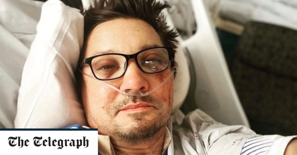 Marvel-Star Jeremy Renner teilt ein Foto aus dem Krankenhaus, nachdem er von einem Schneepflug „durcheinander gebracht“ wurde