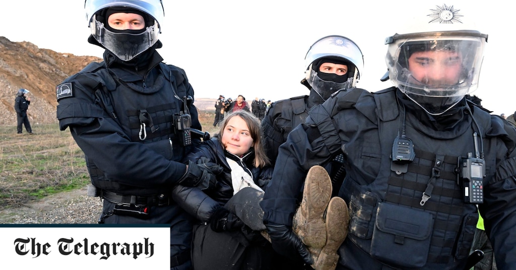 Im Bild: Die Polizei schleppt Greta Thunberg aus dem deutschen Kohlebergwerk – wieder einmal