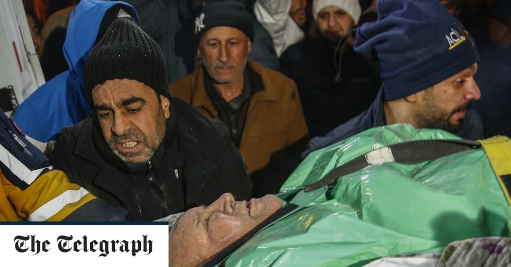 Zivilisten riskieren Leib und Leben, um Opfer aus den Trümmern des Erdbebens in der Türkei zu befreien