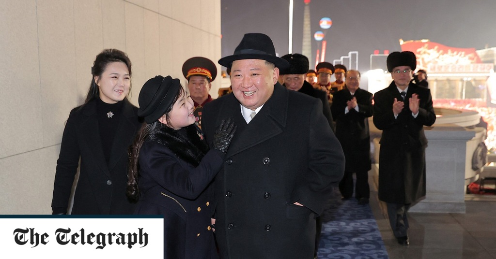 Nordkorea: Kim Jong-un zeigt bei einer Parade mit seiner Frau und seiner Tochter Atomraketen