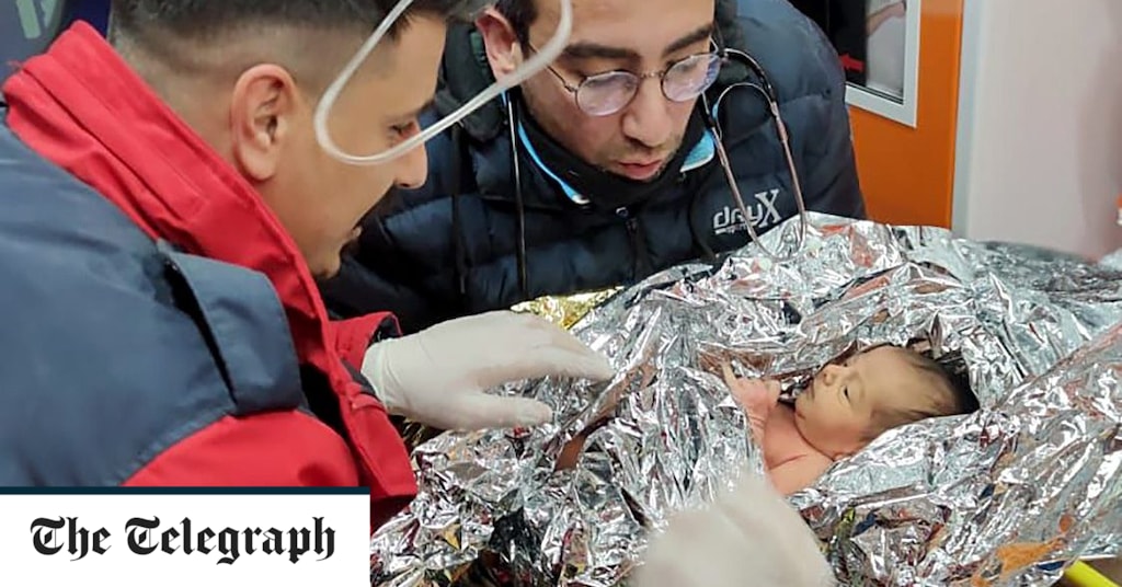 Neugeborenes Baby bei jüngster Wunderrettung in der Türkei aus Trümmern des Erdbebens gezogen