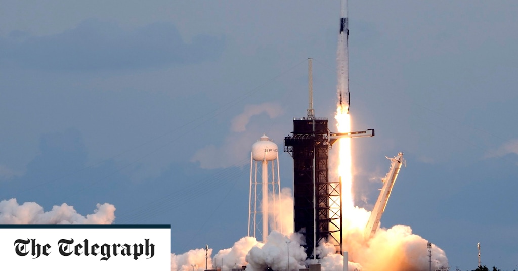 SpaceX bringt drei Kunden per Privatflug ins All