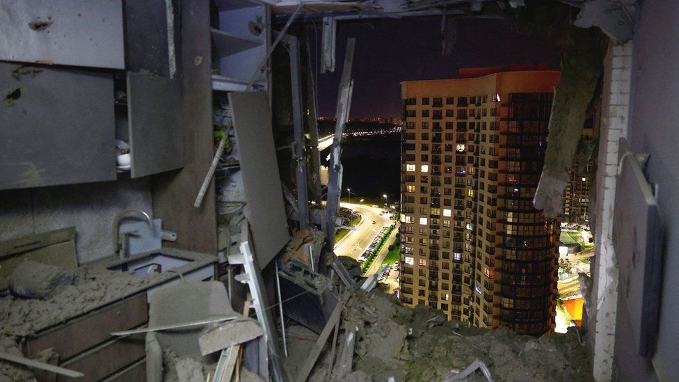 Der nächtliche russische Drohnenangriff hinterließ ein klaffendes Loch in dieser Wohnung in der ukrainischen Hauptstadt