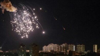 Eine Drohne explodiert am Nachthimmel über Kiew, 10. September 2023