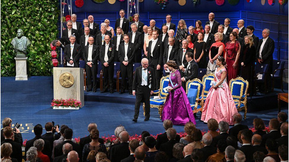 Die schwedische Königsfamilie reist am Ende der Nobelpreisverleihung am 10. Dezember 2022 in die Konzerthalle in Stockholm, Schweden.