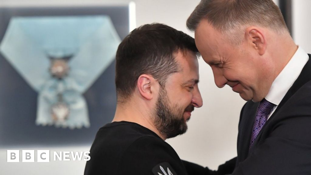 Polish President Andrzej Duda (R) and Ukrainian President Volodymyr Zelensky shake hands