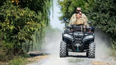 Rumänische Soldaten fahren mit einem Geländefahrzeug eine Straße im Dorf Plauru entlang