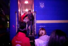 Evakuierte kommen mit dem Zug in der Zentralukraine an