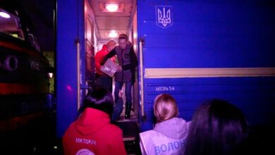 Evakuierte kommen mit dem Zug in der Zentralukraine an