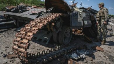 Ukrainischer Soldat untersucht Panzerwracks in der Nähe des Dorfes Robotyne, 25. August 2023