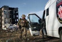 Der Polizist Gennady führt am 30. Oktober 2023 in Avdiivka, Ukraine, Evakuierungsarbeiten durch
