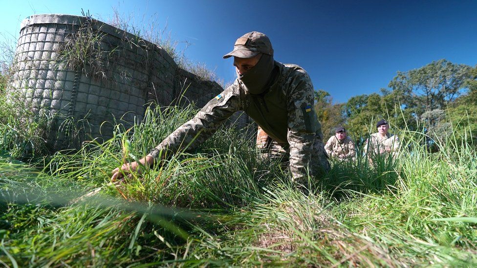 Ukrainischer Soldat am Boden während des Trainings