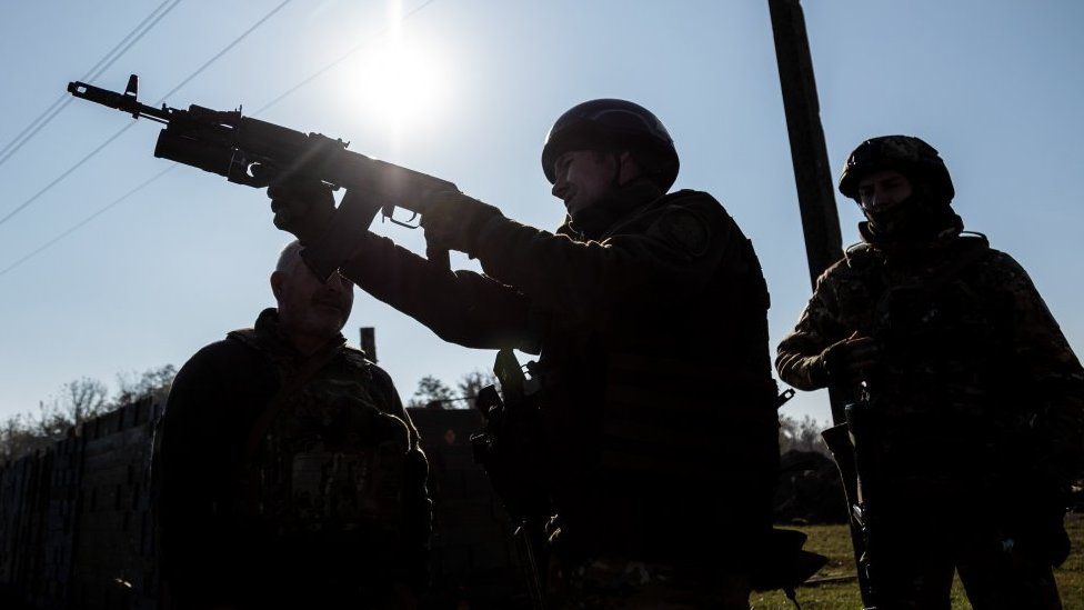 Bewaffnete ukrainische Soldaten. Foto: Oktober 2023