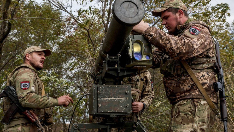 Ukrainische Soldaten installieren an einem unbekannten Ort in der Region Saporischschja ein „Skif“-Panzerabwehrraketensystem (ATGM).