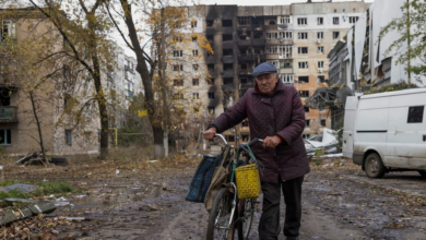 Ein Mann geht durch die von russischen Angriffen heimgesuchte Stadt Awdijiwka in der Ostukraine