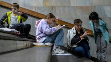 Während eines Luftangriffs nehmen Schüler an einer Unterrichtsstunde in einer Kiewer U-Bahn-Station teil