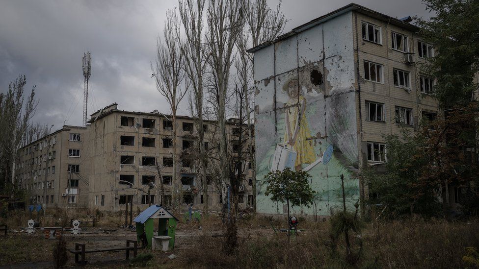 Ein Blick auf beschädigte Gebäude nach Beschuss in der Frontstadt Avdiivka