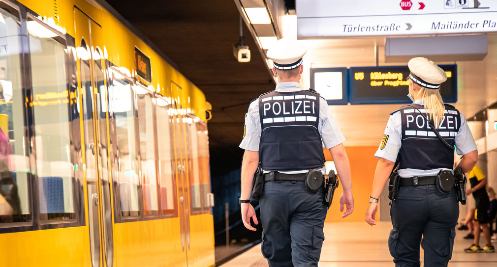 Zwei Polizisten auf Streife.