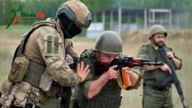 Das Foto zeigt angeblich einen Kämpfer der Wagner-Gruppe (links), der einen belarussischen Soldaten in der Nähe der Stadt Osipovichy in Weißrussland trainiert. Foto: 14. Juli 2023