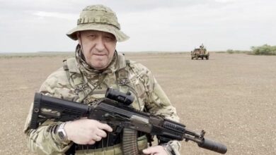 Yevgeny Prigozhin poses with an assault rifle