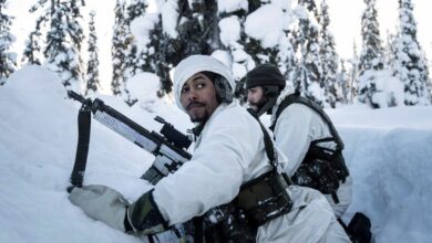 Zwei schwedische Soldaten trainieren im Winter