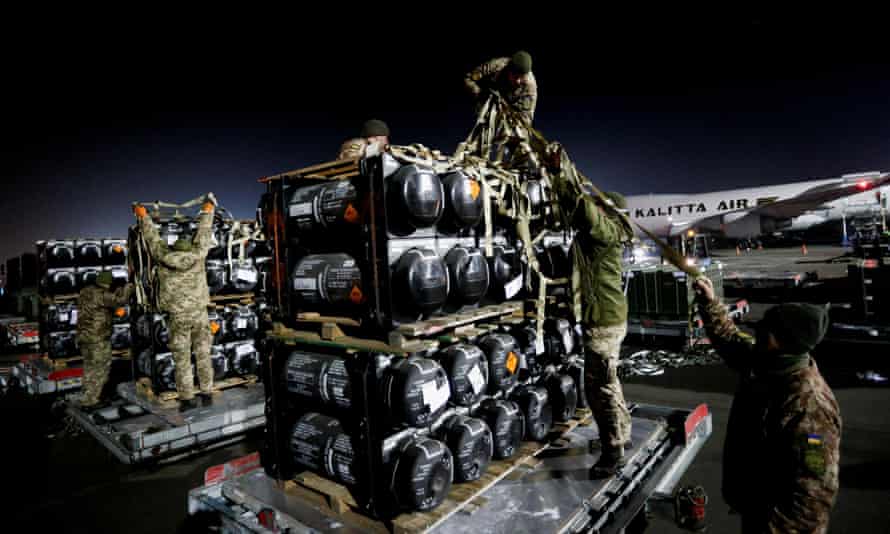 Ukrainische Militärangehörige packen Javelin-Panzerabwehrraketen aus, die per Flugzeug als Teil eines US-Militärunterstützungspakets geliefert wurden